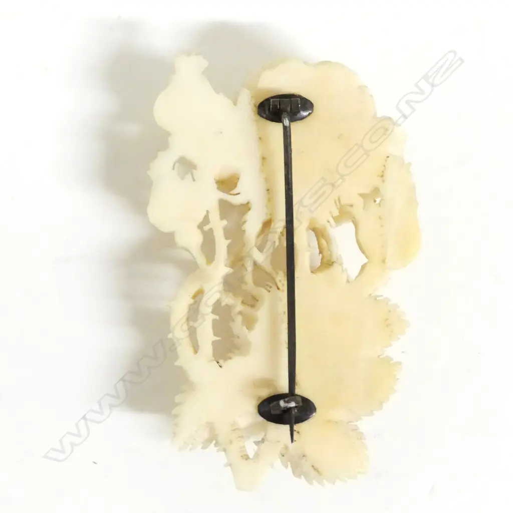 A European carved ivory brooch Image 1++