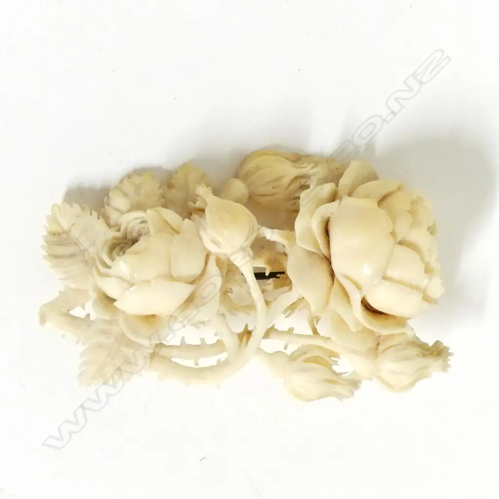 A European carved ivory brooch Image 1++