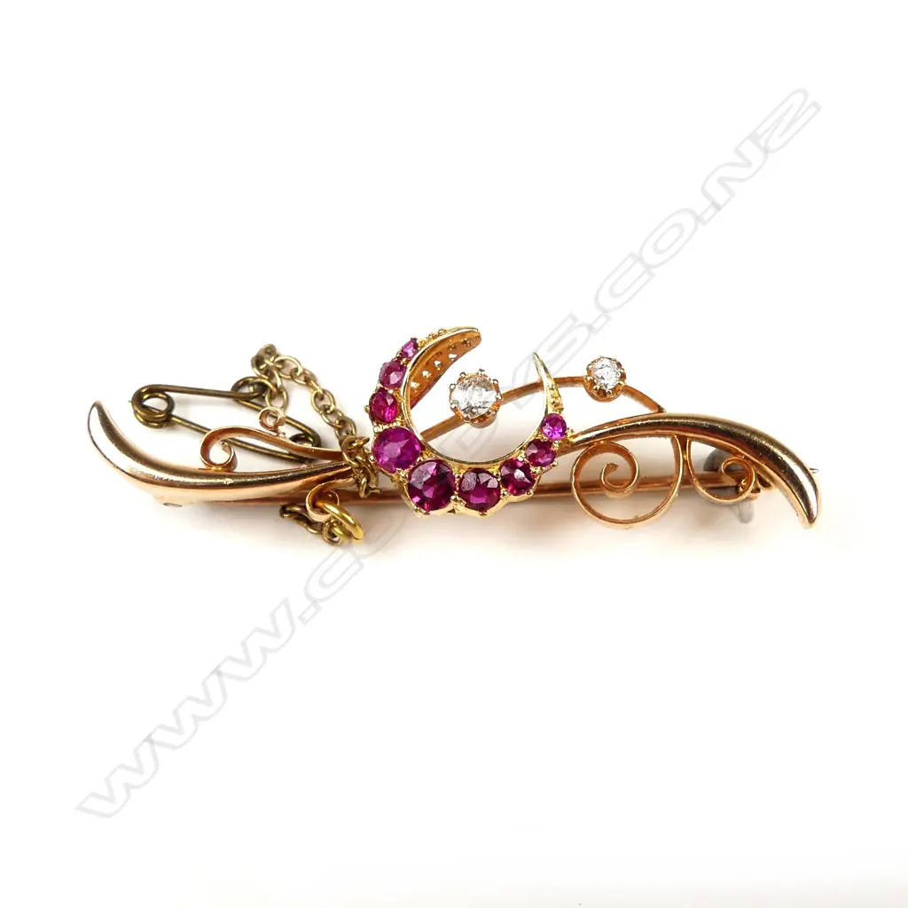 An Edwardian 15ct. yellow gold ruby and diamond brooch Image 1++