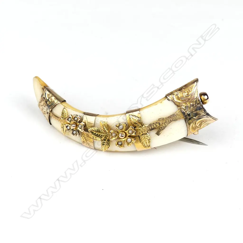 A 9ct gold tusk brooch Image 1++