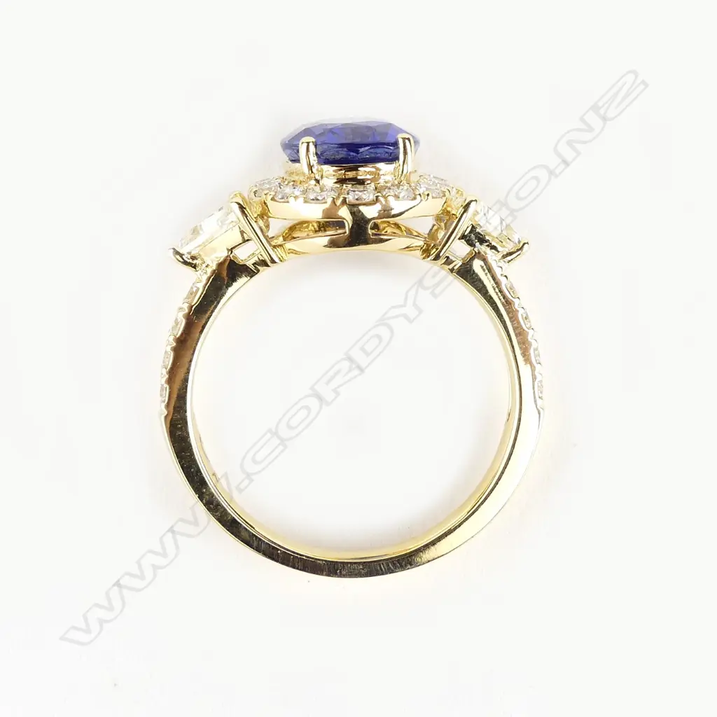 An 18ct gold natural 'cornflower blue' sapphire and diamond ring Image 1++