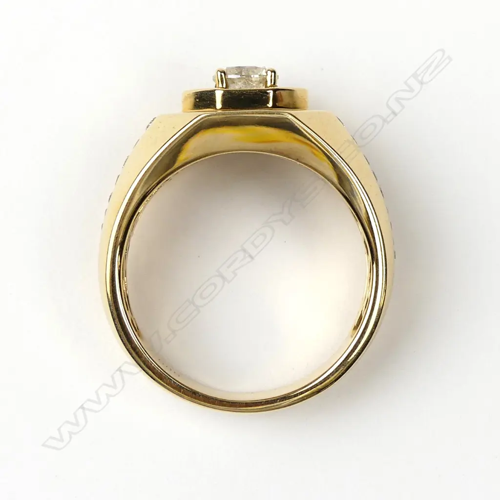 A 14ct yellow gold and diamond gents ring Image 1++