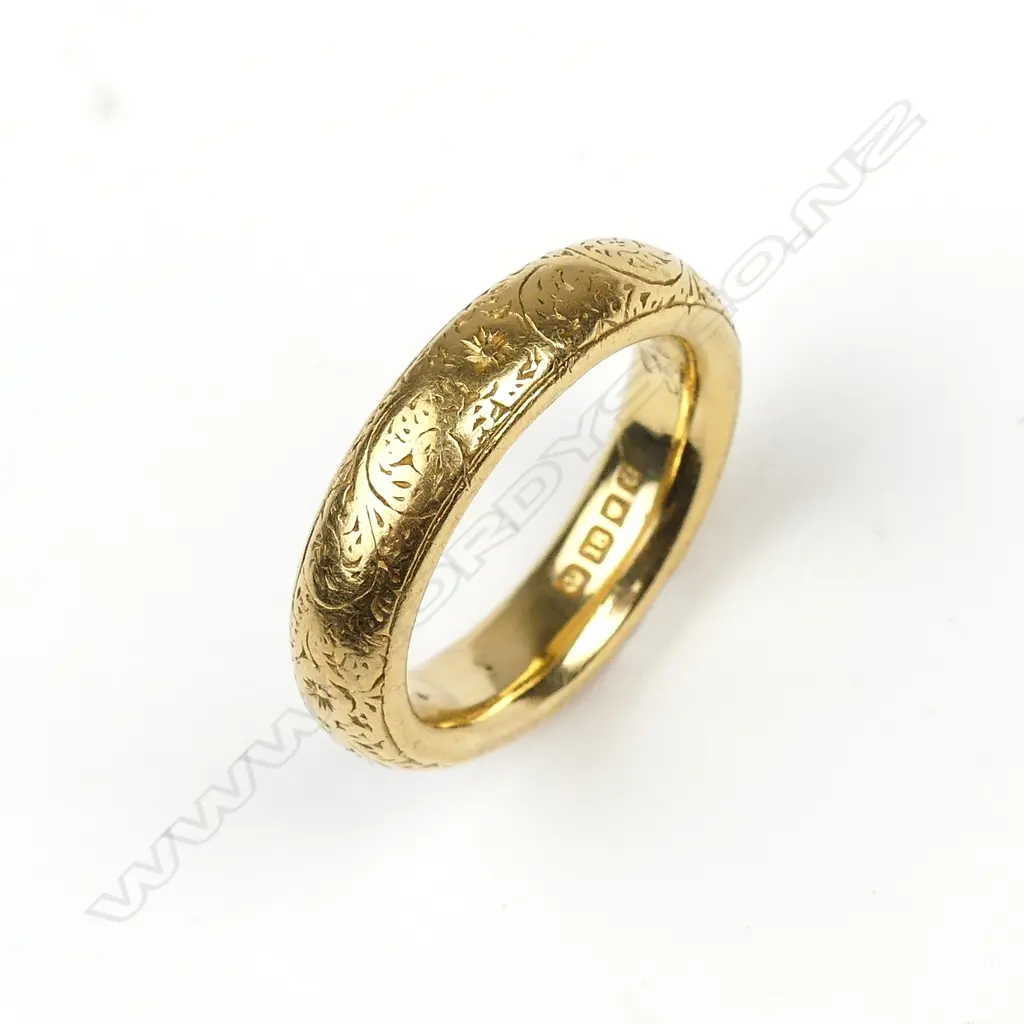 A late Victorian 18ct gold band Image 1++