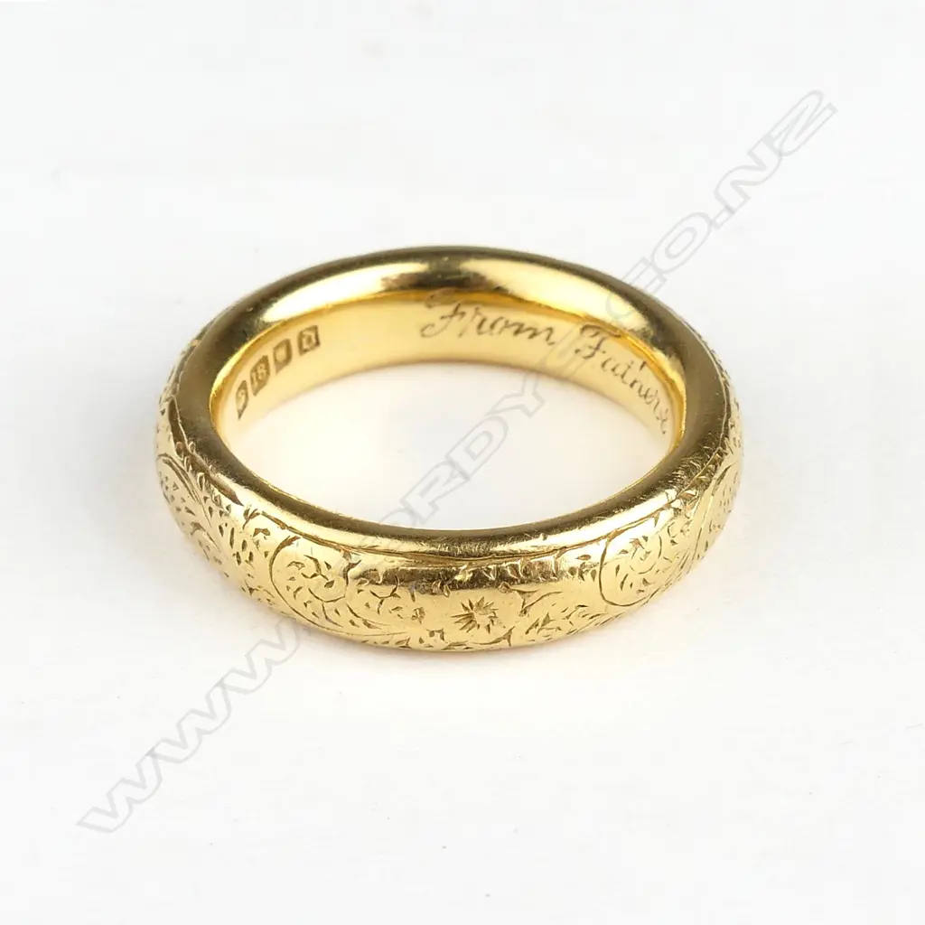 A late Victorian 18ct gold band Image 1++