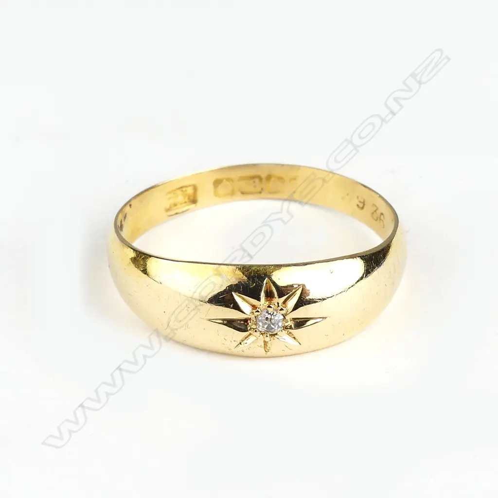 An 18ct gold and diamond ring Image 1++