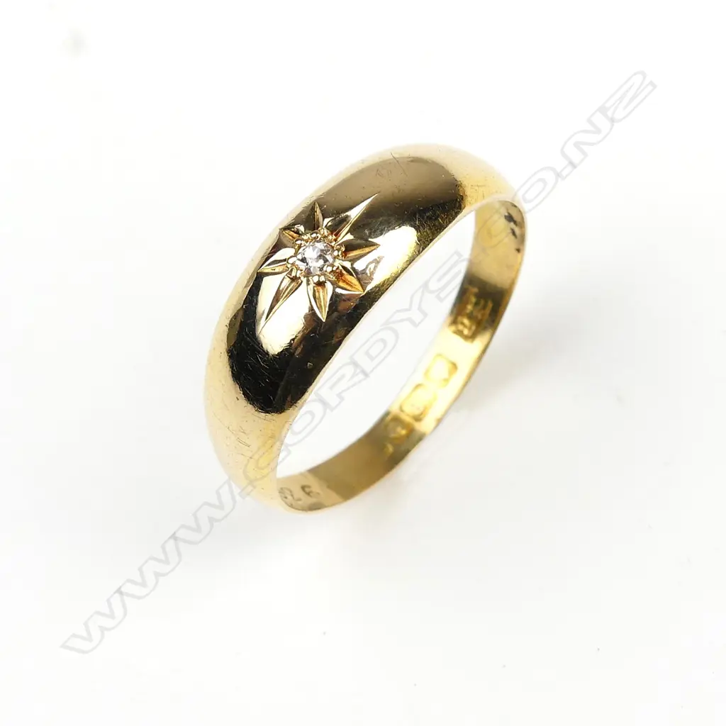 An 18ct gold and diamond ring Image 1++