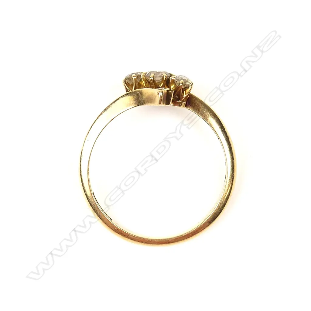 An 18ct. yellow gold and multi-diamond set vintage ring Image 1++