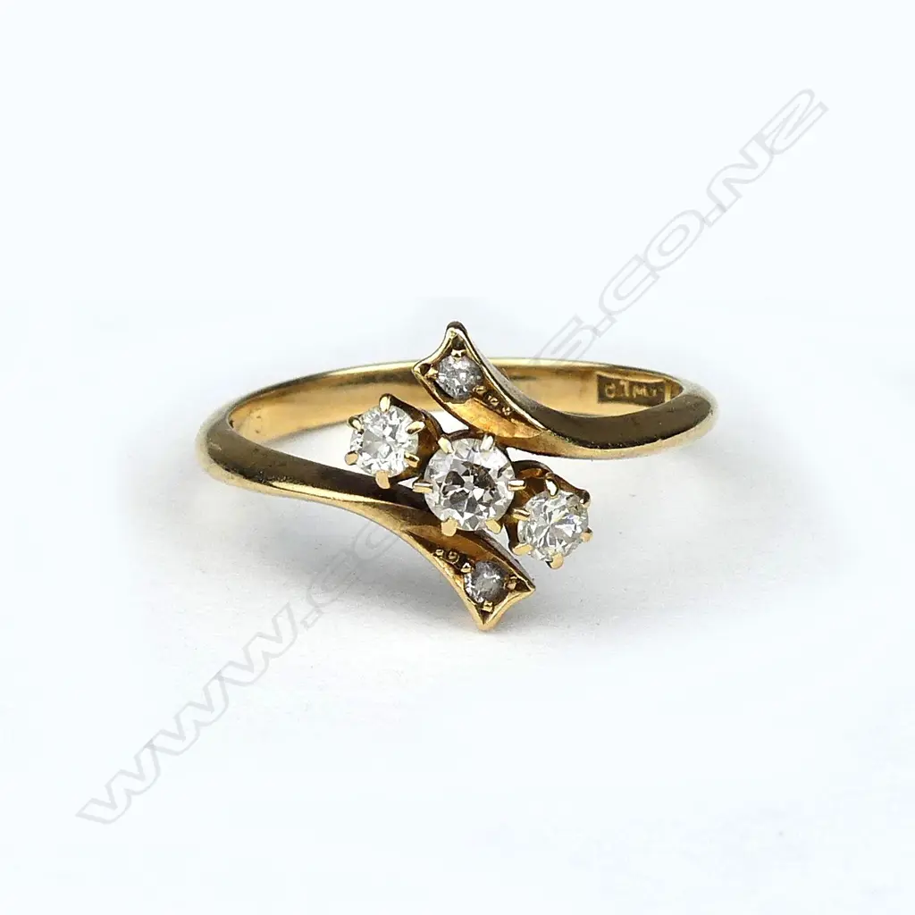 An 18ct. yellow gold and multi-diamond set vintage ring Image 1++