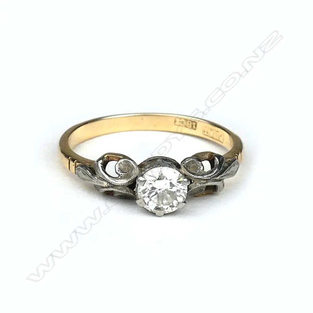 A vintage 18ct. gold solitaire diamond ring Image 1++