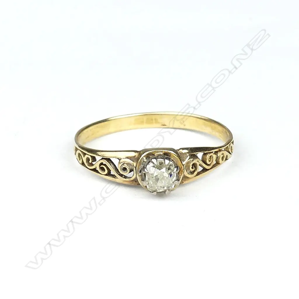 A vintage 18ct. yellow gold and diamond solitaire ring Image 1++