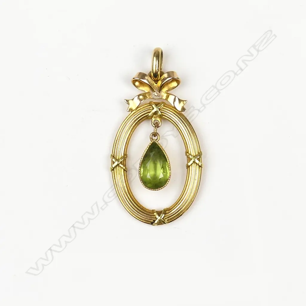 A 15ct gold and peridot pendant Image 1++