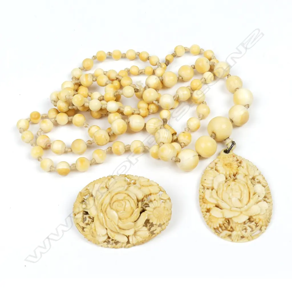 A vintage ivory bead necklace and pendant Image 1++