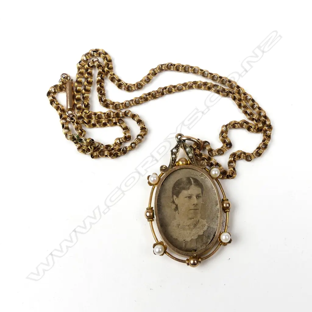 A c.1900 9ct. rose gold pendant locket on chain Image 1++