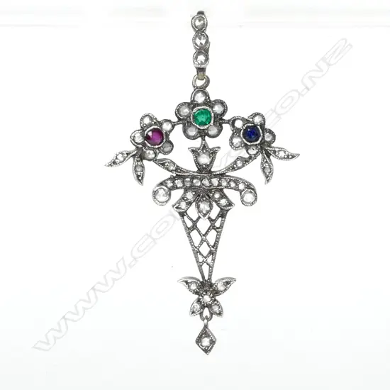 A belle époque-style pendant