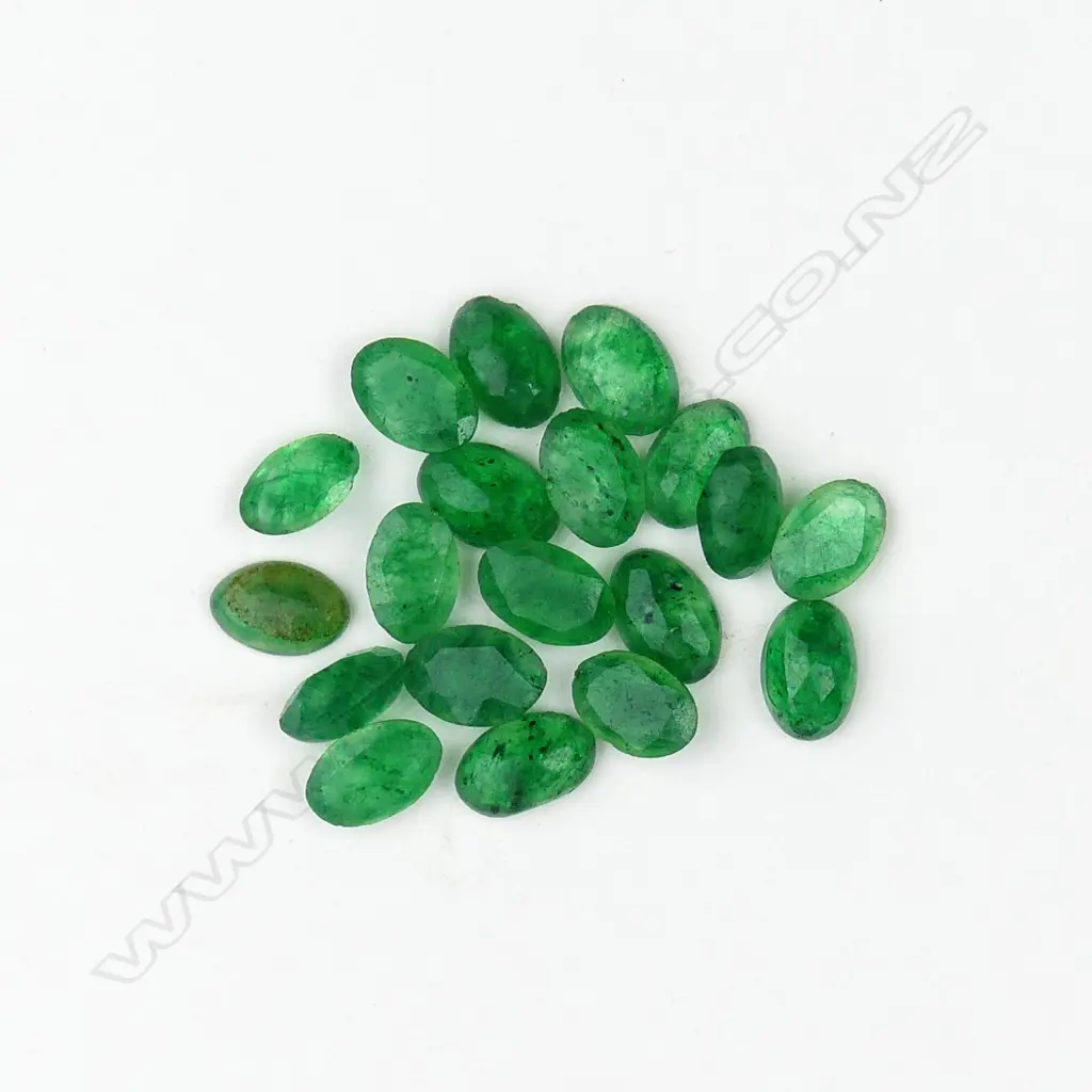 Nineteen loose oval facet cut emeralds Image 1++