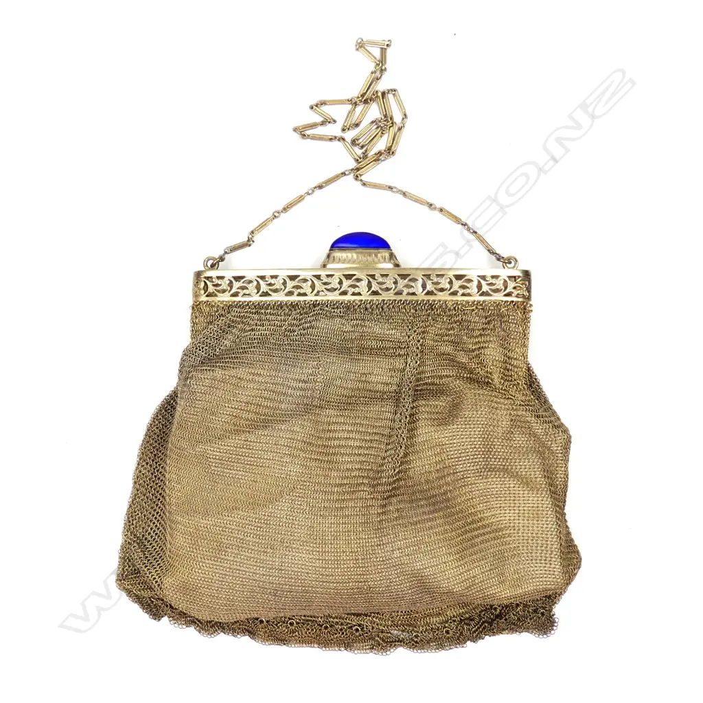 A late 19thC Continental .925 silver gilt mesh evening purse Image 1++