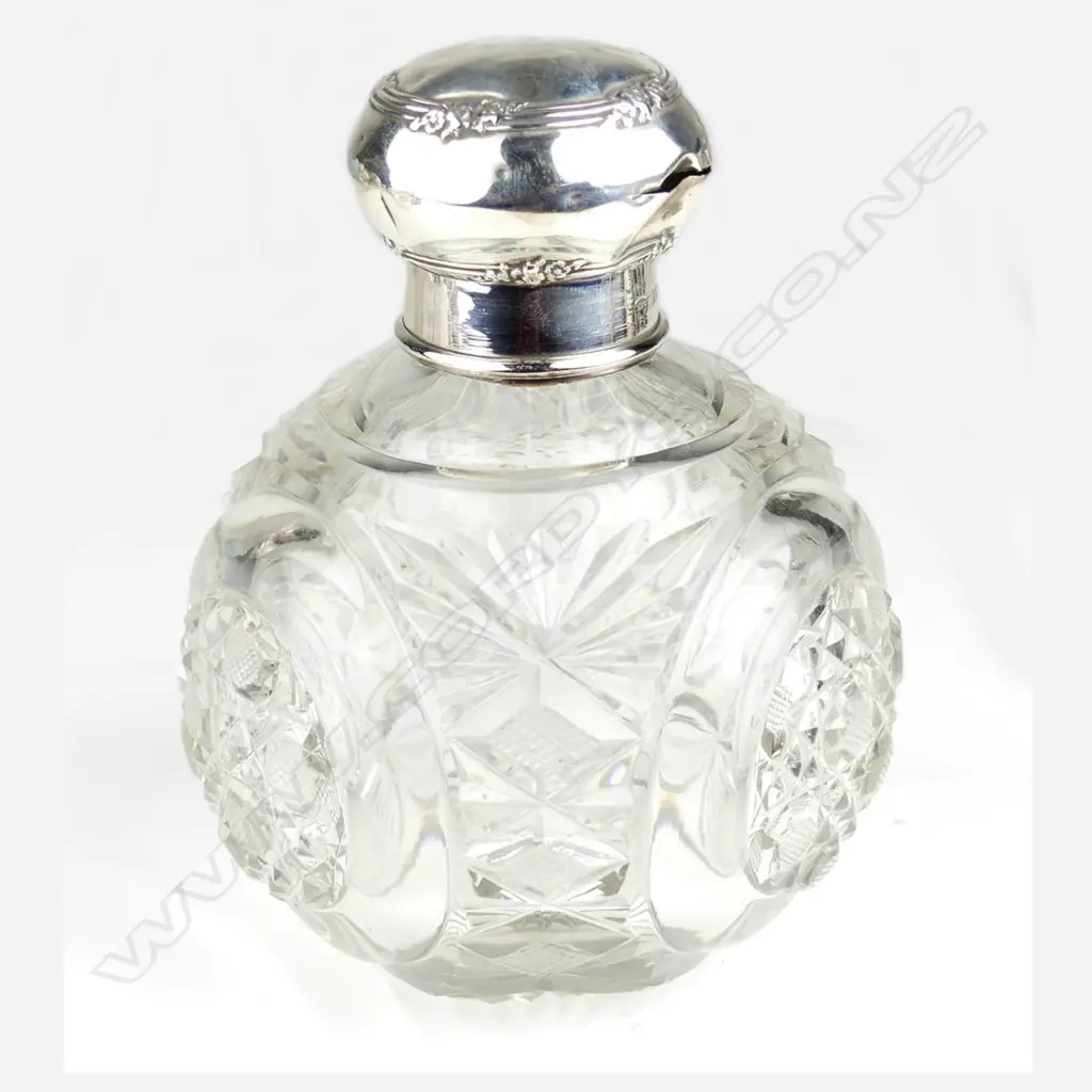 An Edwardian silver topped large cut crystal scent bottle Image 1++