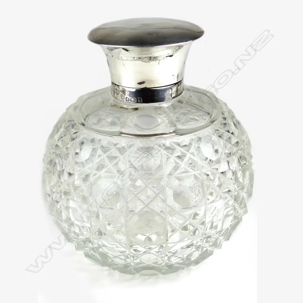 An Edwardian silver hinged lid cut crystal scent bottle Image 1++