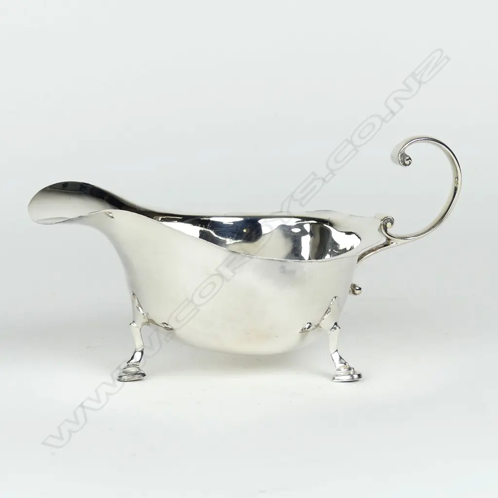 A silver sauce boat Image 1++