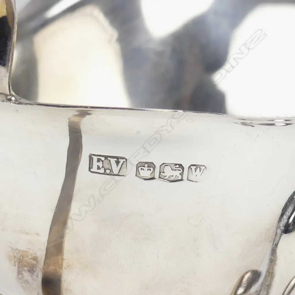 A silver sauce boat Image 1++