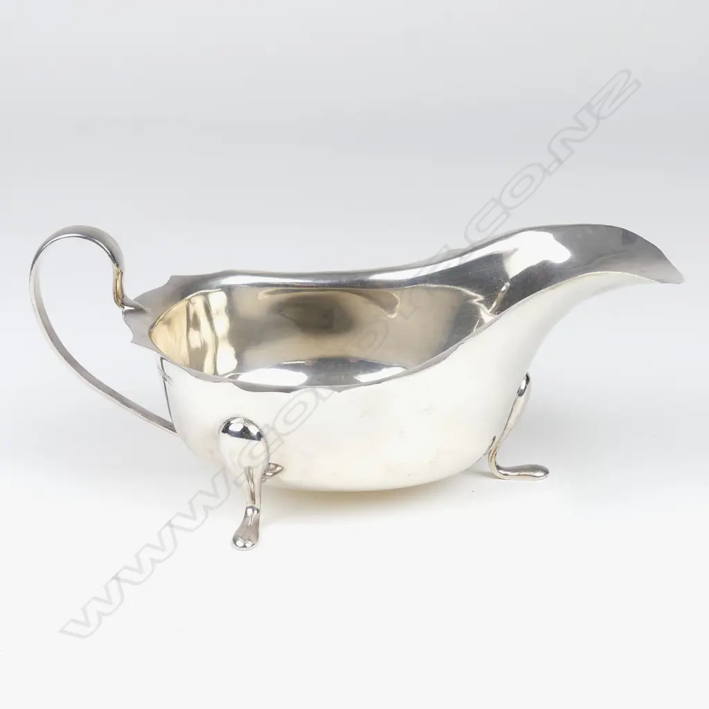 A silver sauce boat Image 1++