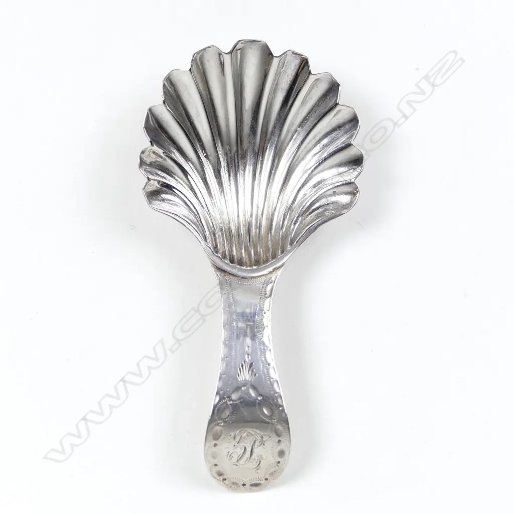 A George III silver caddy spoon Image 1++