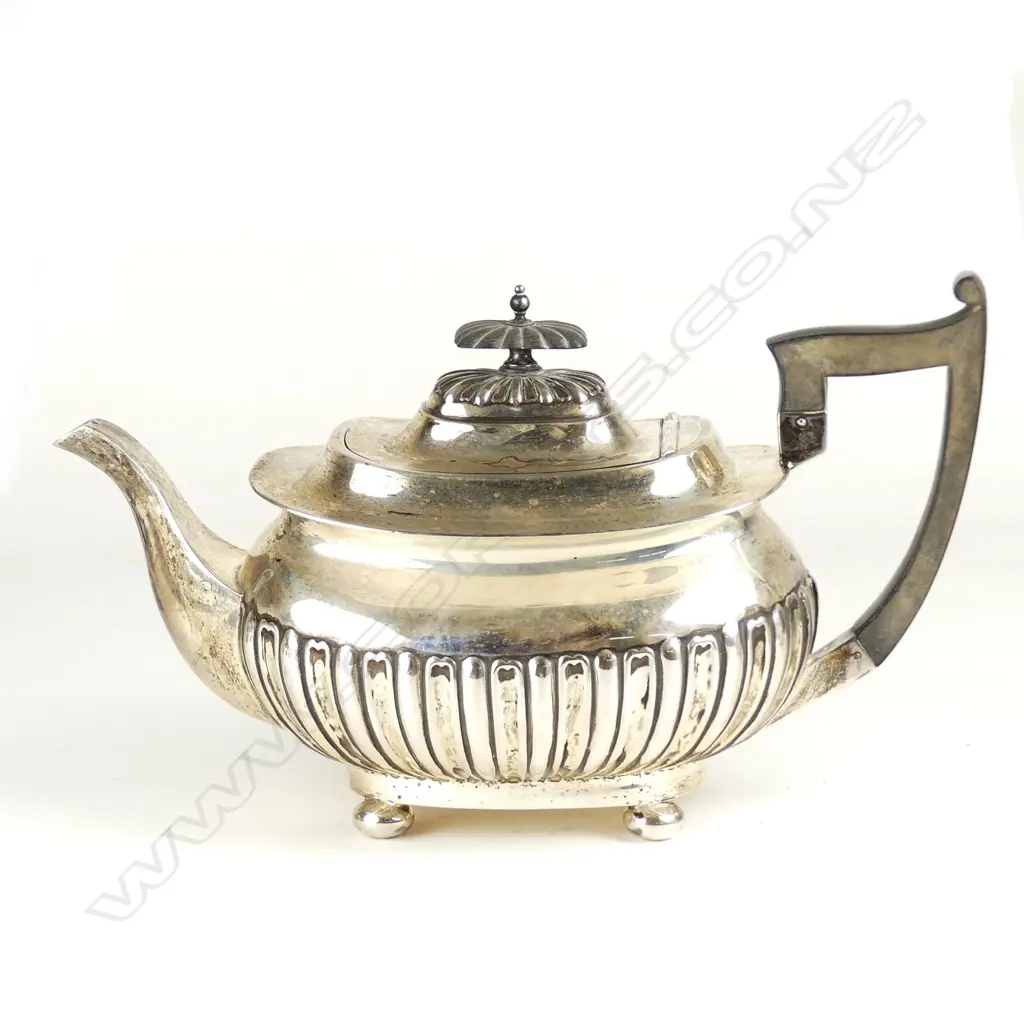 A Georgian Revival silver teapot Image 1++