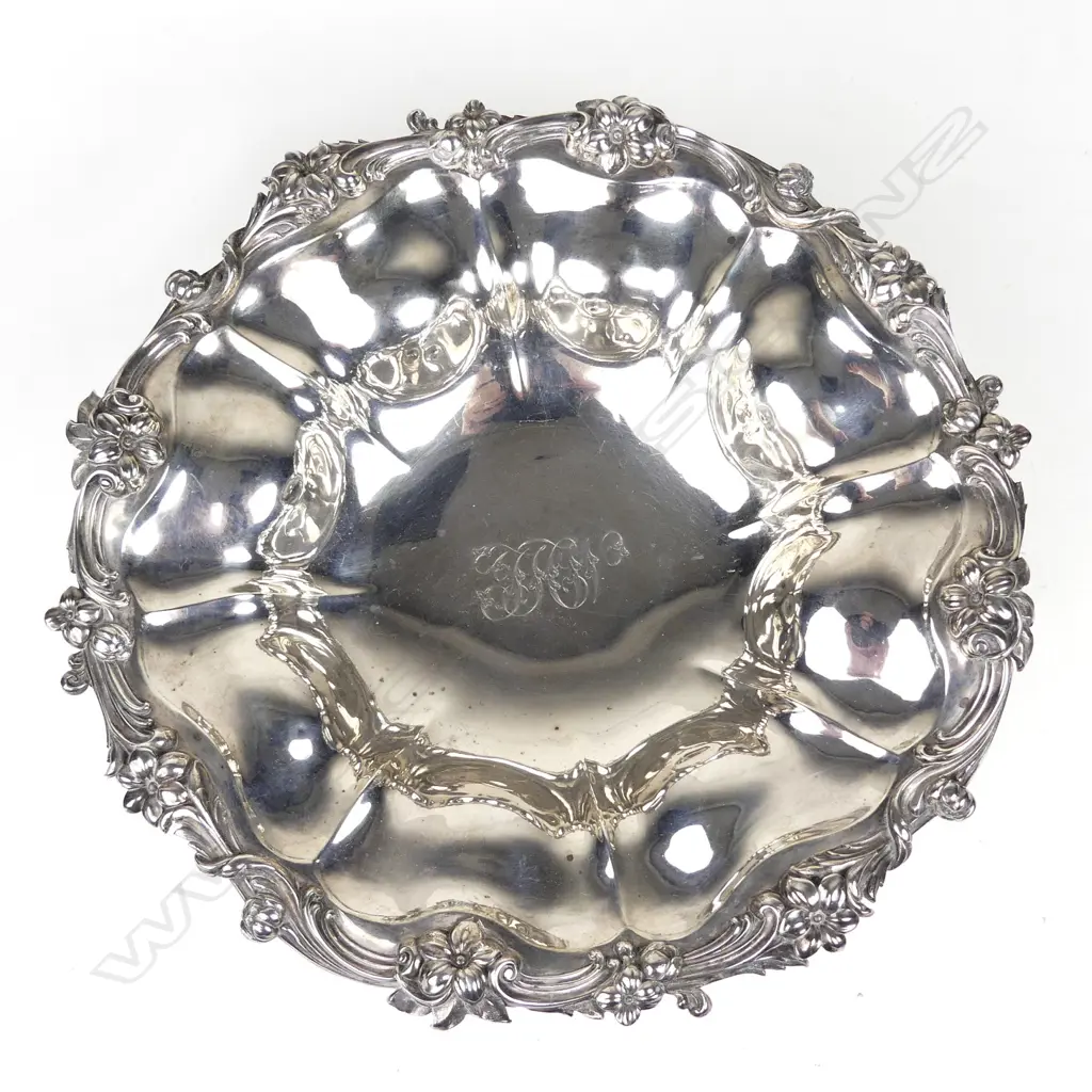 A William IV silver footed bowl Image 1++