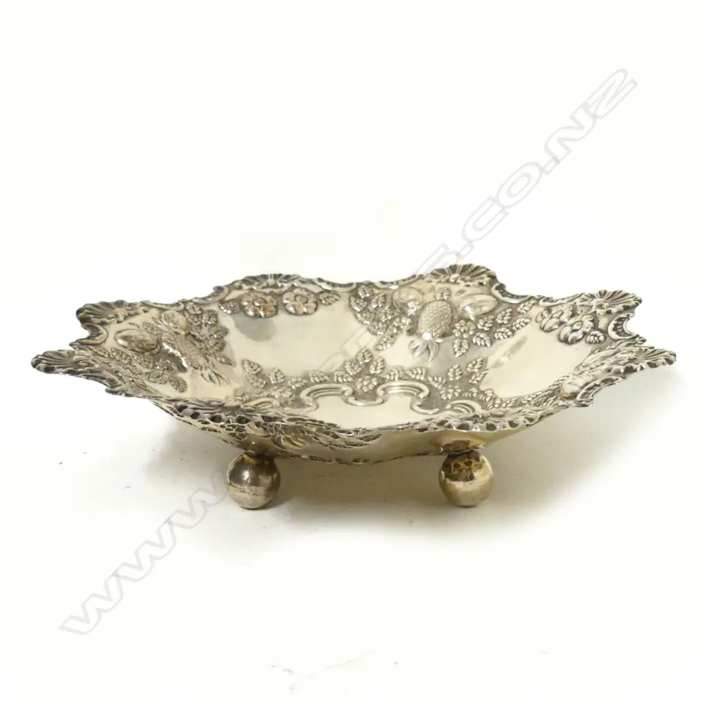 A Victorian silver fruit basket Image 1++
