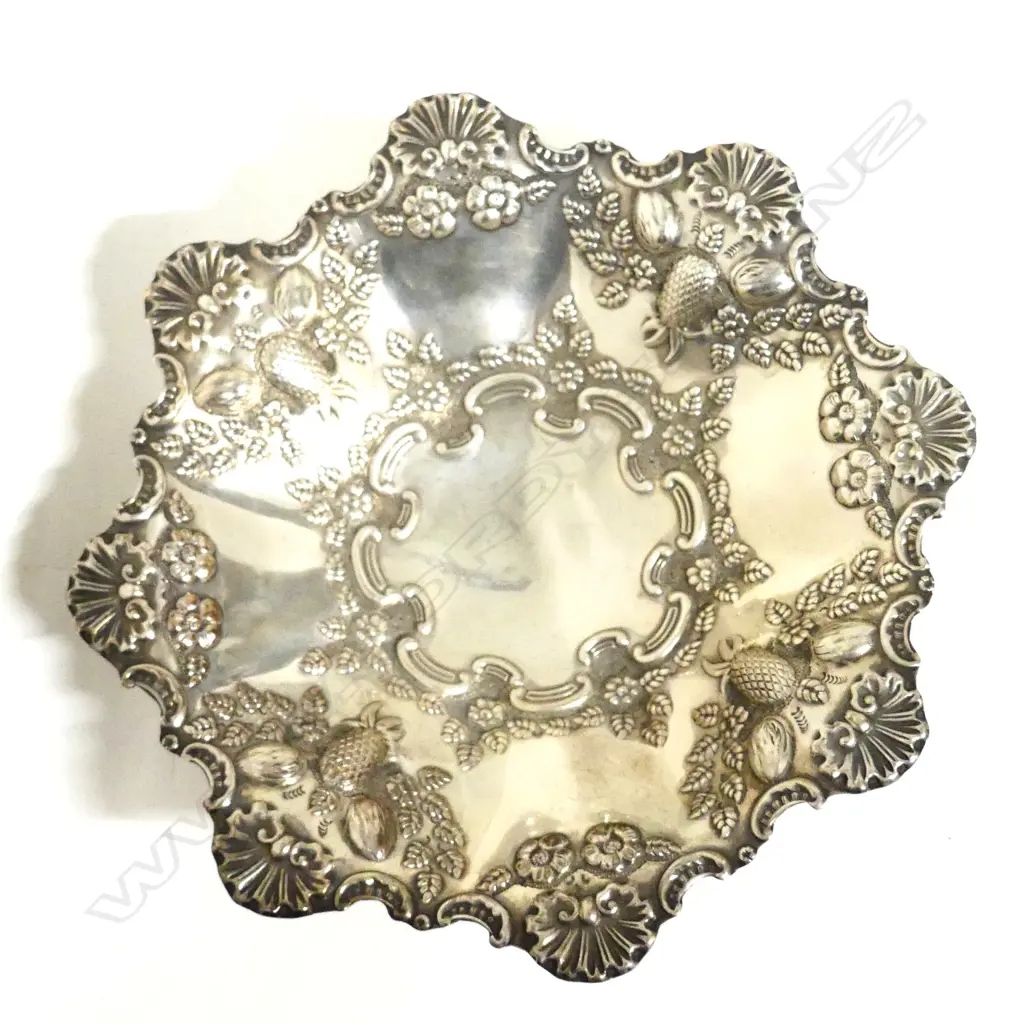 A Victorian silver fruit basket Image 1++