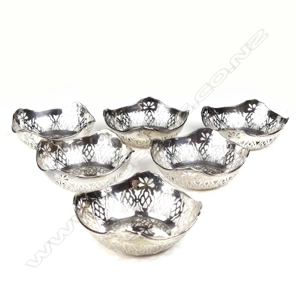 A set of six small silver bonbon dishes Image 1++