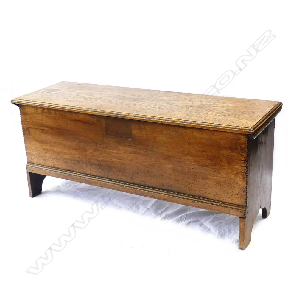 A small oak country coffer Image 1++