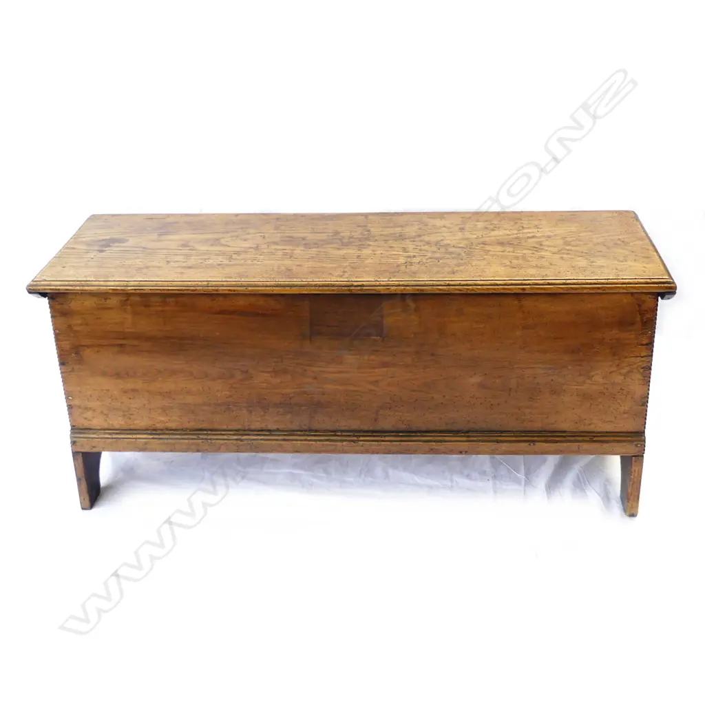 A small oak country coffer Image 1++