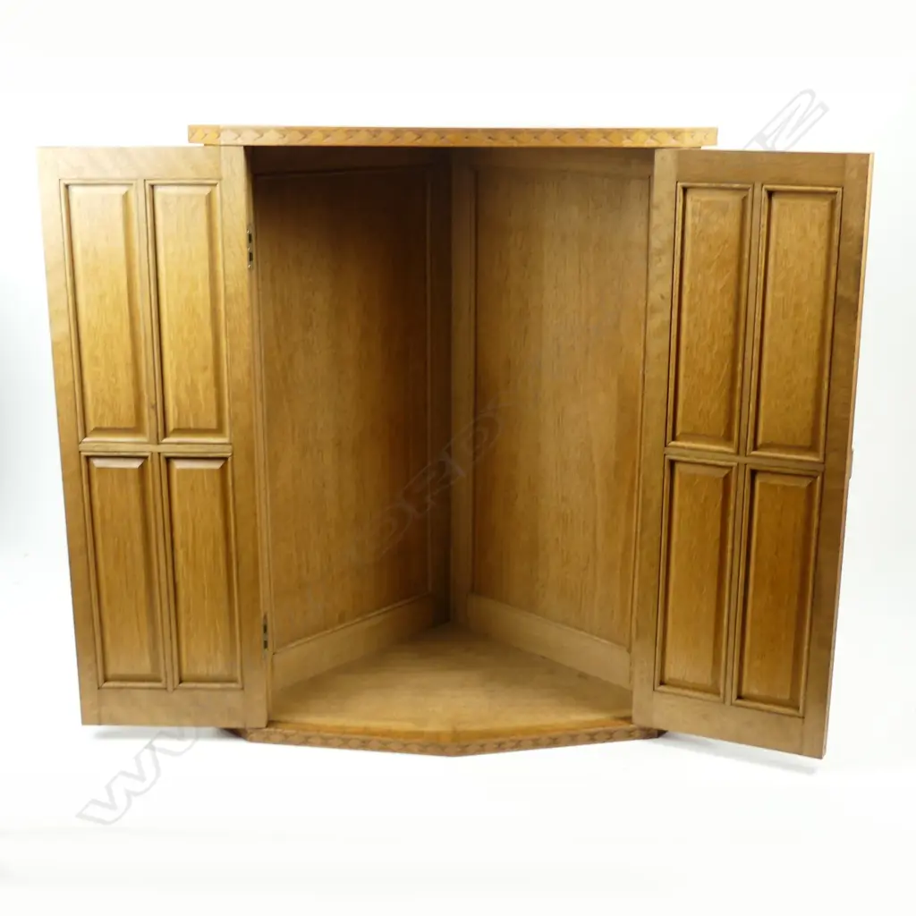 A mid 20thC oak Arts & Crafts carved oak hanging corner cupboard by Frederick Jackson Temperton Image 1++