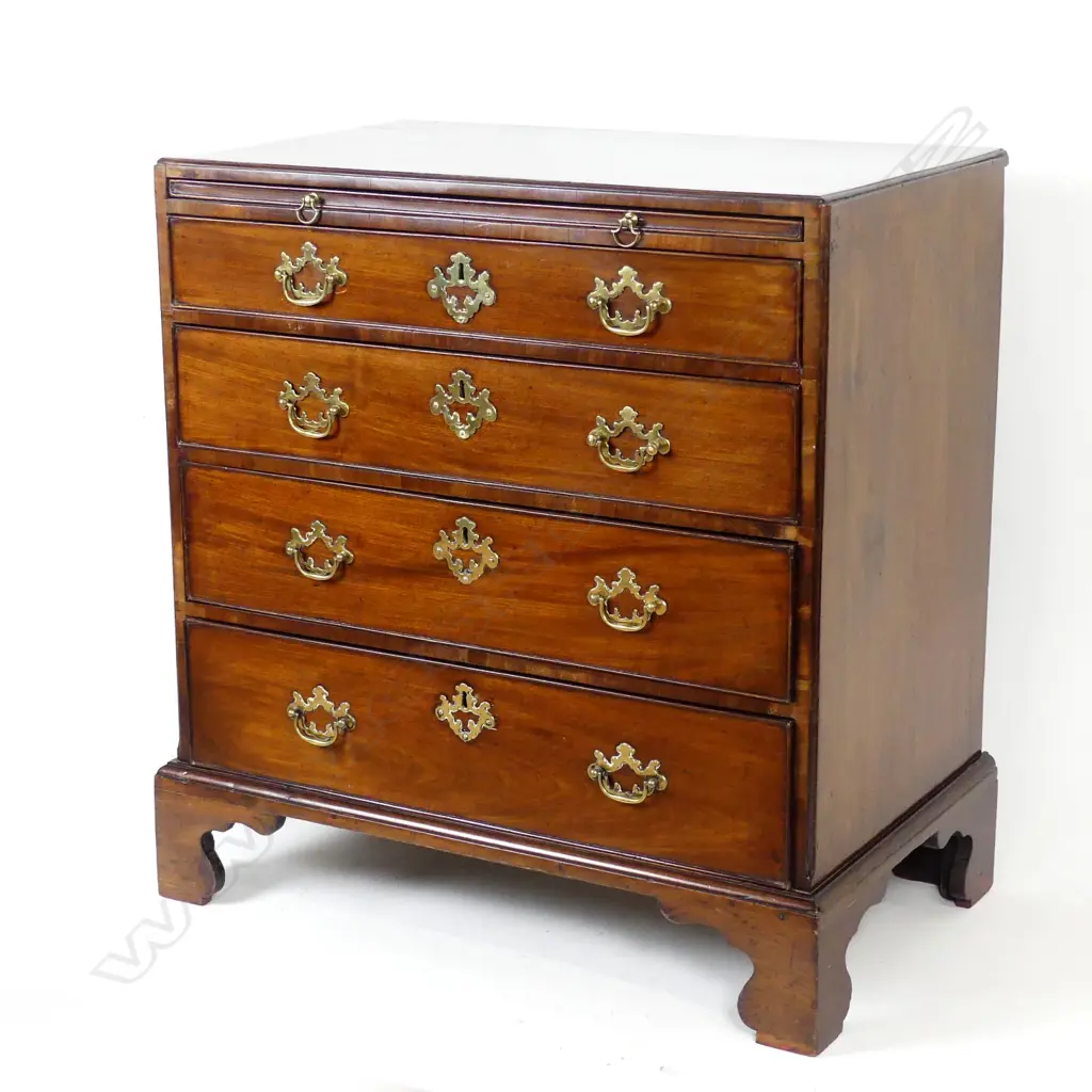 A George III mahogany bachelor’s chest Image 1++