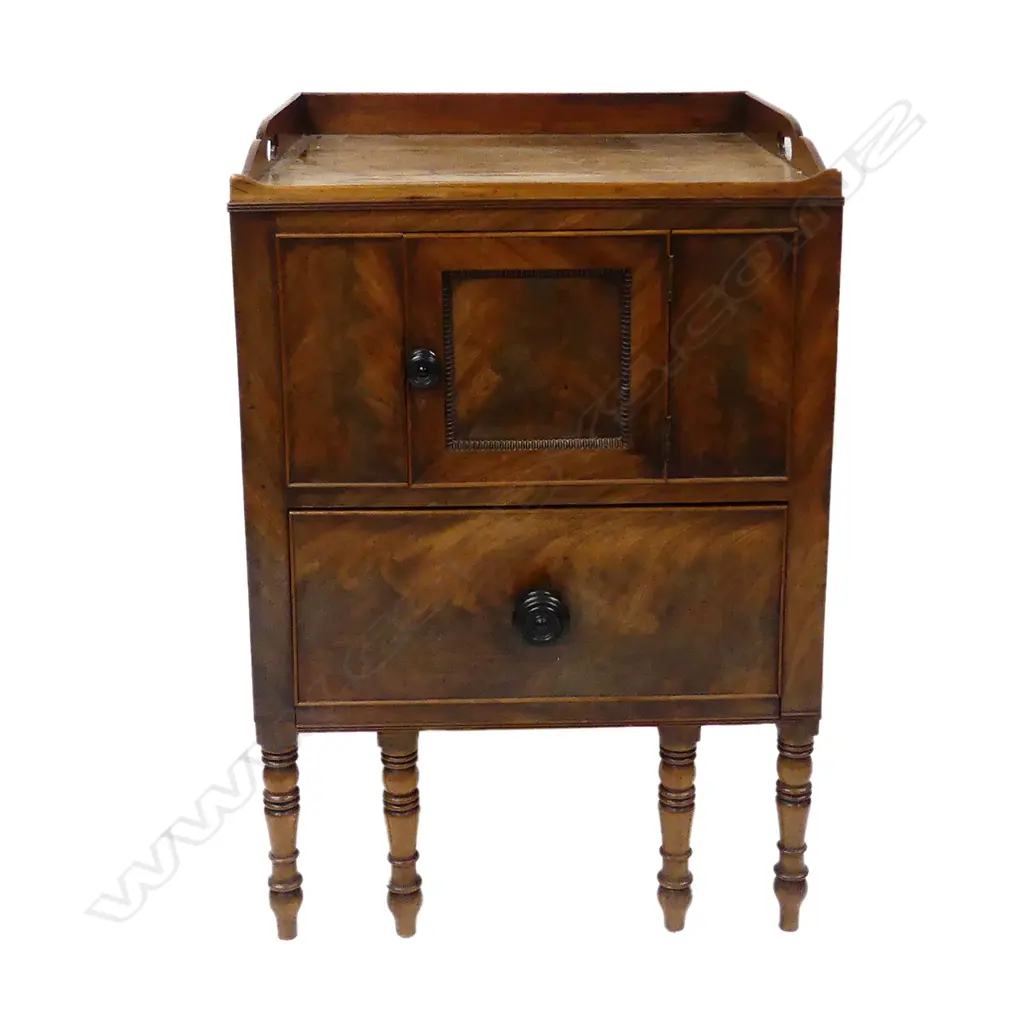 A Georgian mahogany bedside table Image 1++