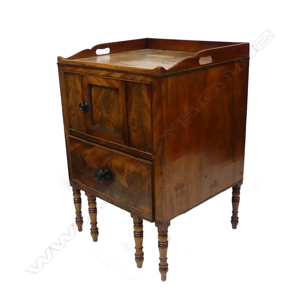 A Georgian mahogany bedside table Image 1++