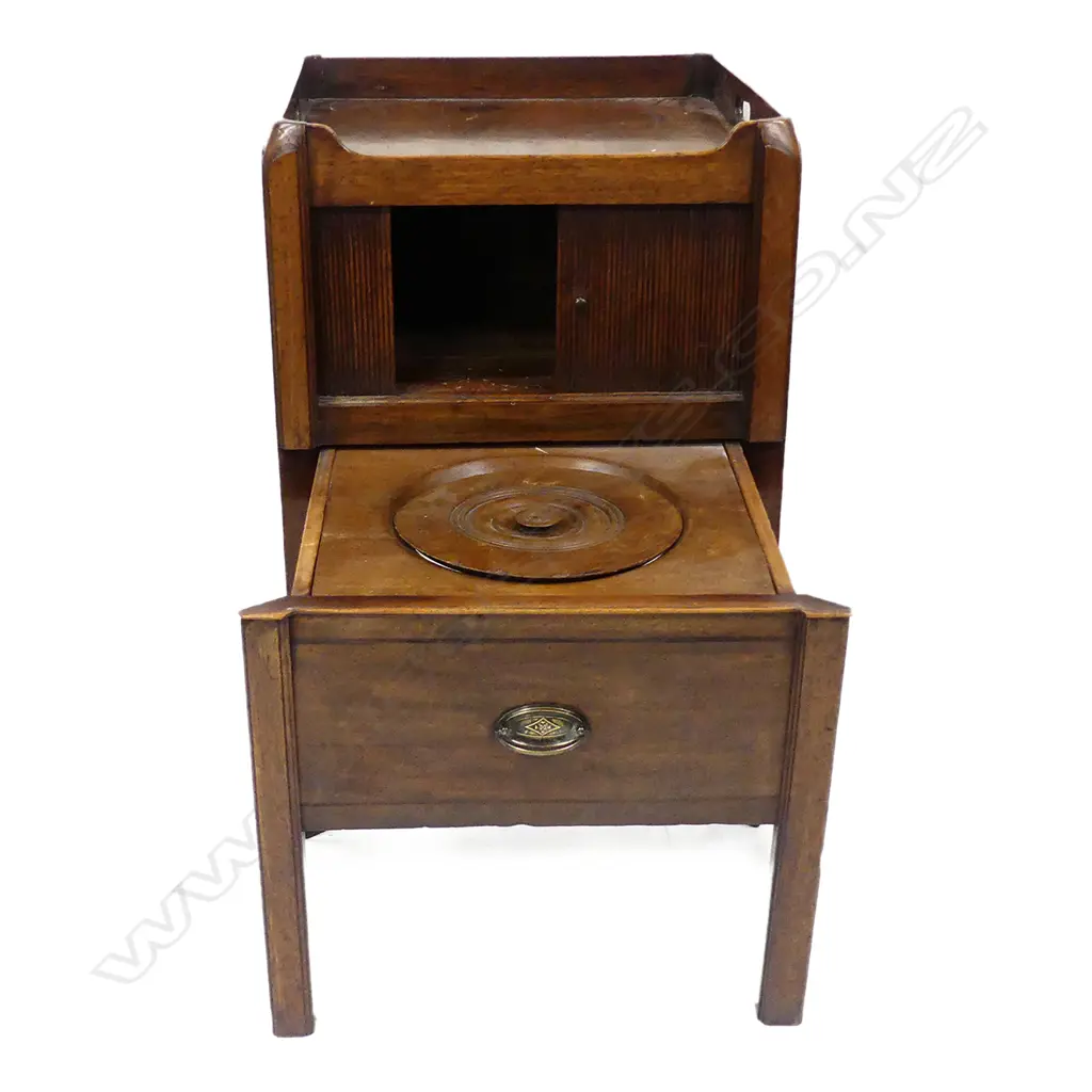 A Georgian mahogany bedside cabinet Image 1++