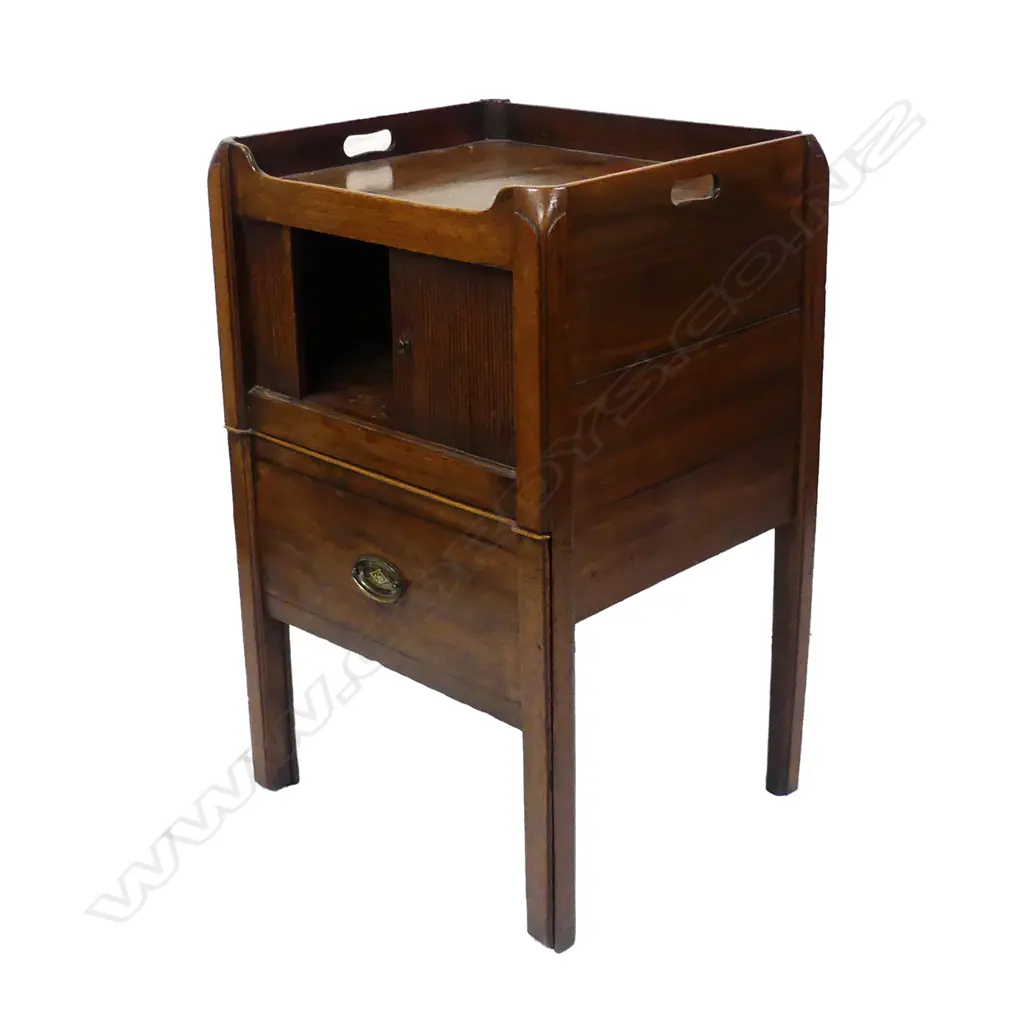 A Georgian mahogany bedside cabinet Image 1++