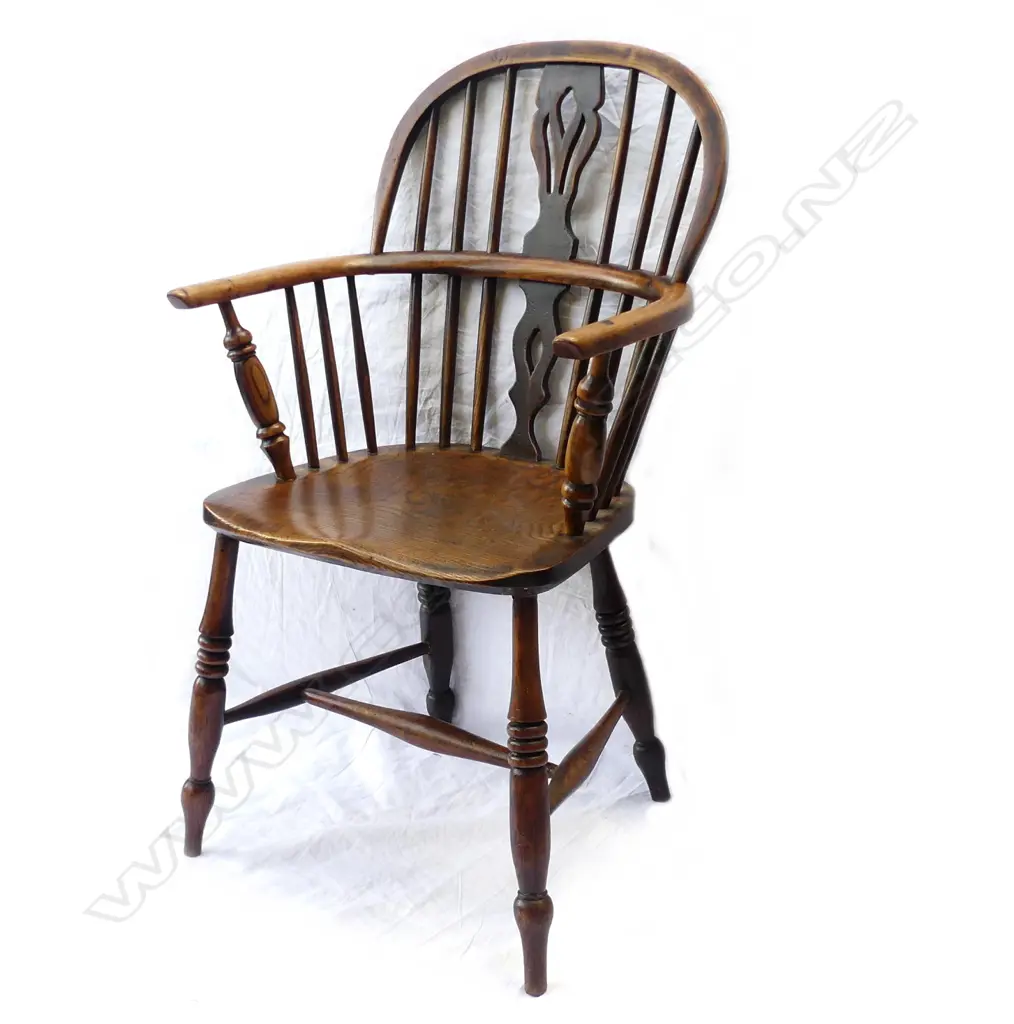 An elm country Windsor chair Image 1++