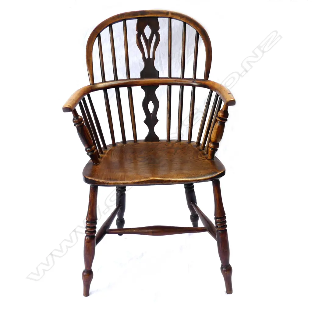 An elm country Windsor chair Image 1++