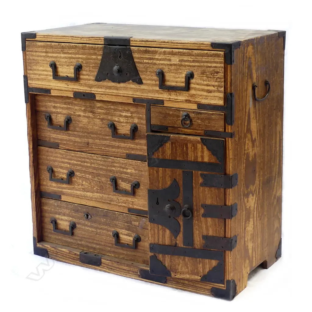 A Meiji period eight drawer merchant’s tansu Image 1++