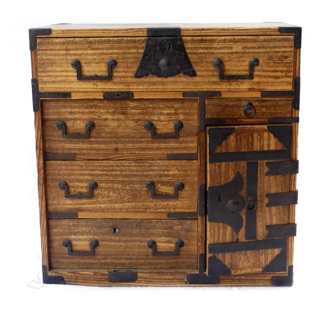 A Meiji period eight drawer merchant’s tansu Image 1++