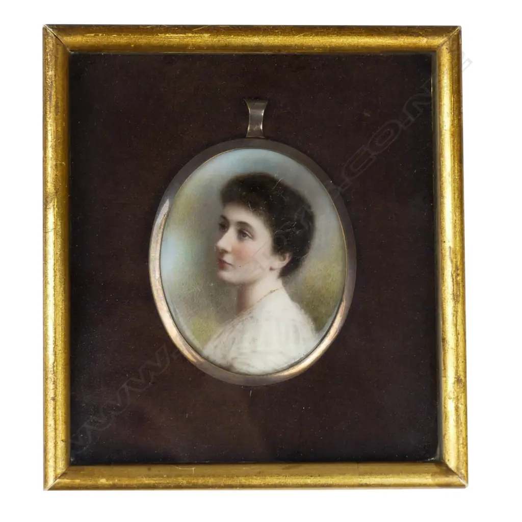 An early 20thC hand painted portrait miniature Image 1++