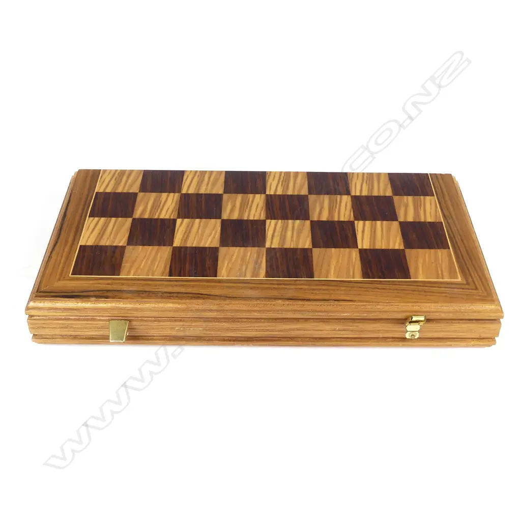 A boxed ivory chess set Image 1++