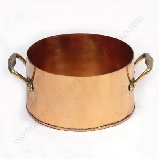 A large 9 quart copper stock pot