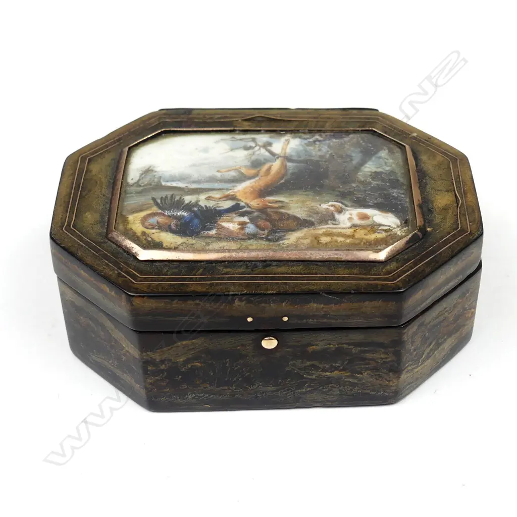A 19thC horn box with painted lid panel Image 1++