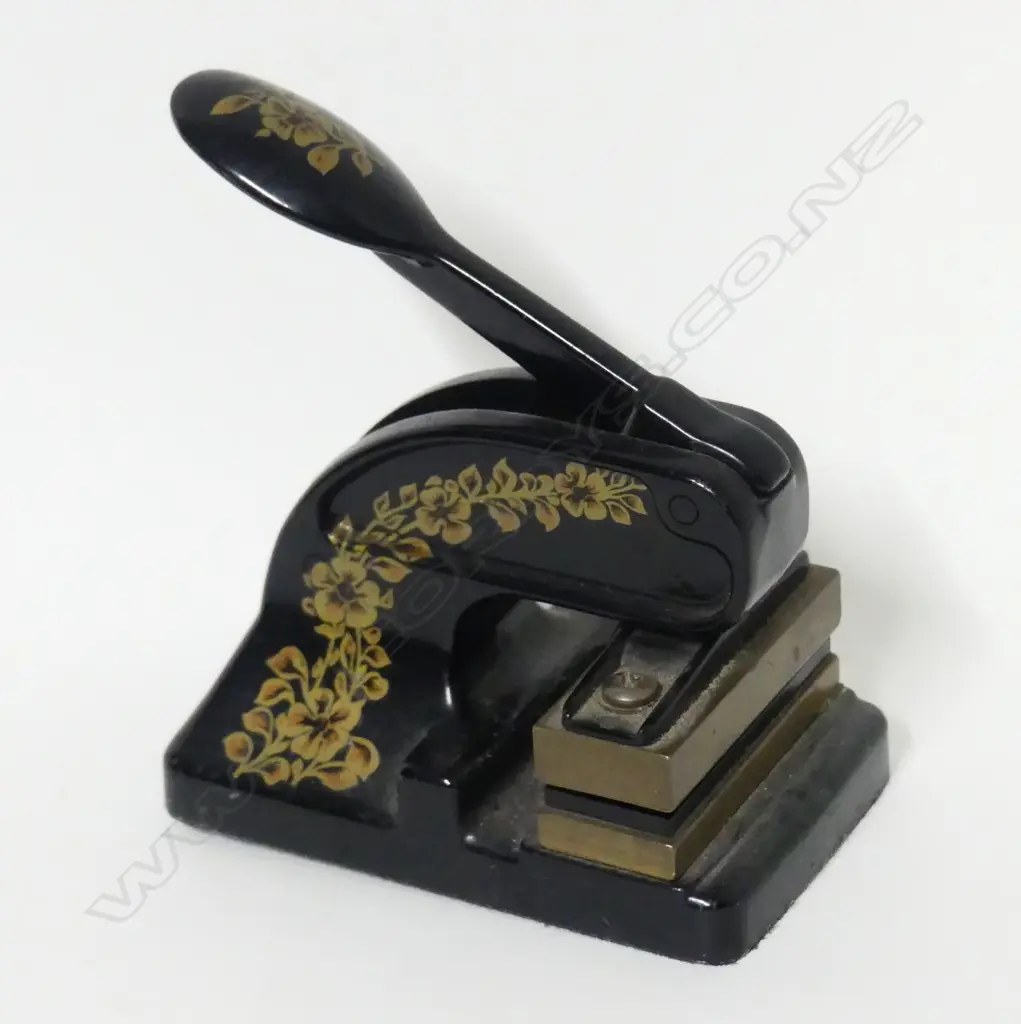 A vintage metal French desktop monogram embosser Image 1++