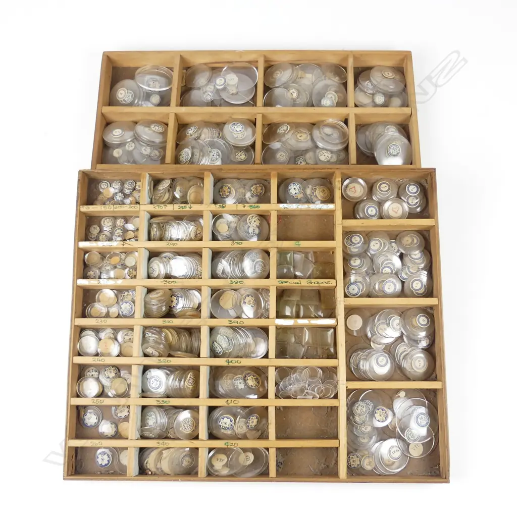Two trays of vintage pocket and wristwatch crystals Image 1++