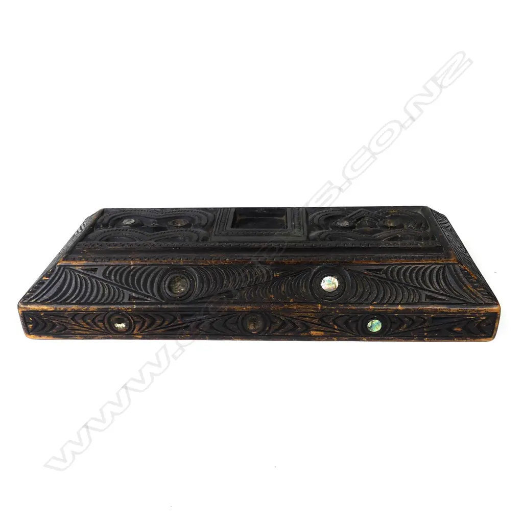 An early 20thC Māori carved inkstand, Image 1++